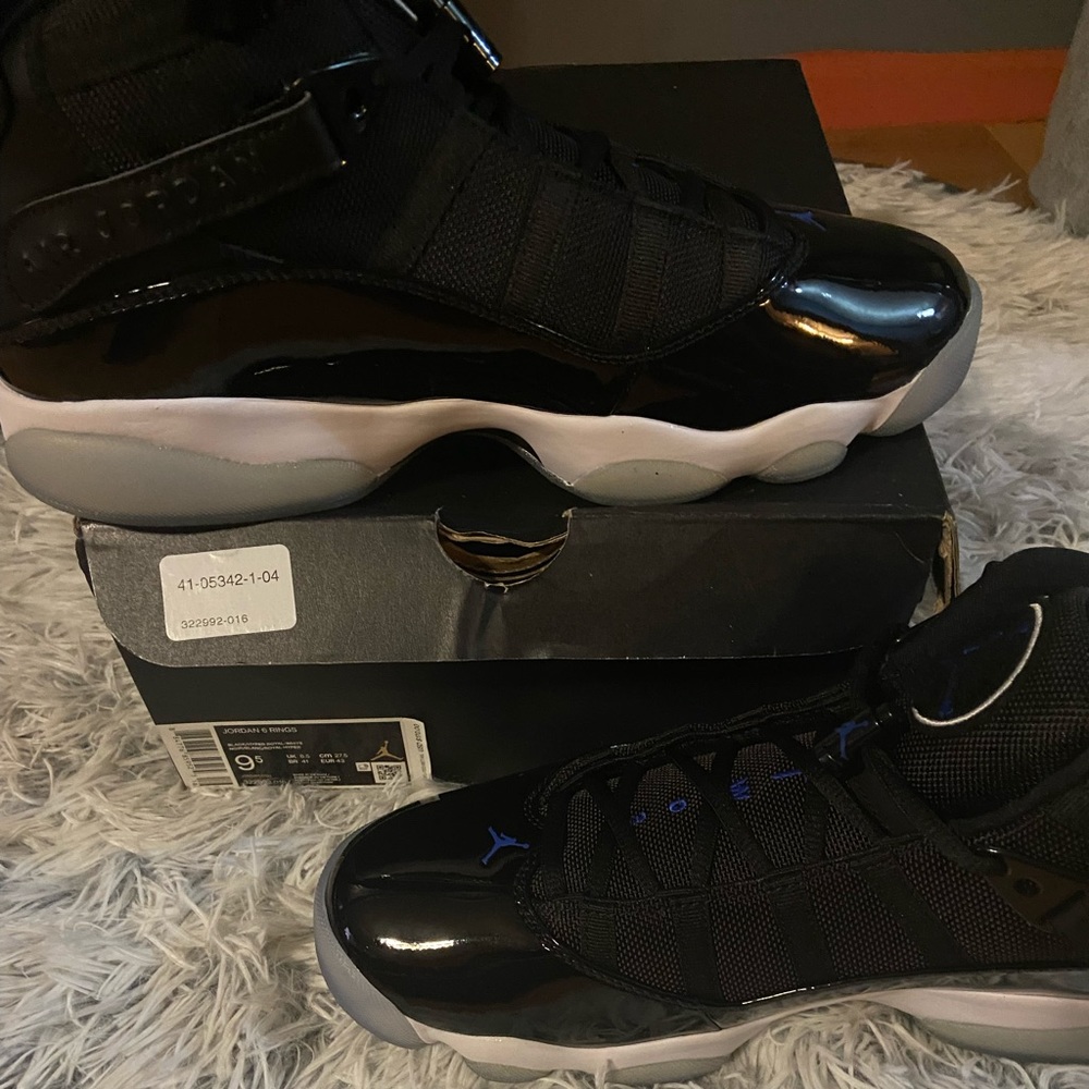 The Men’s Jordan 6 Rings is a classic hybrid sneaker